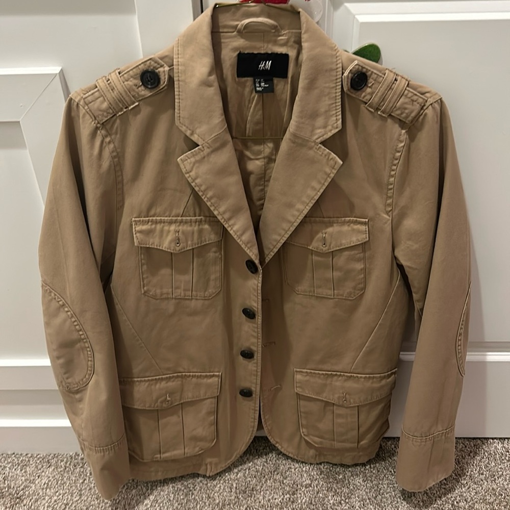 H&M Tan blazer 38 Regular w/ shoulder straps and button (epaulettes)